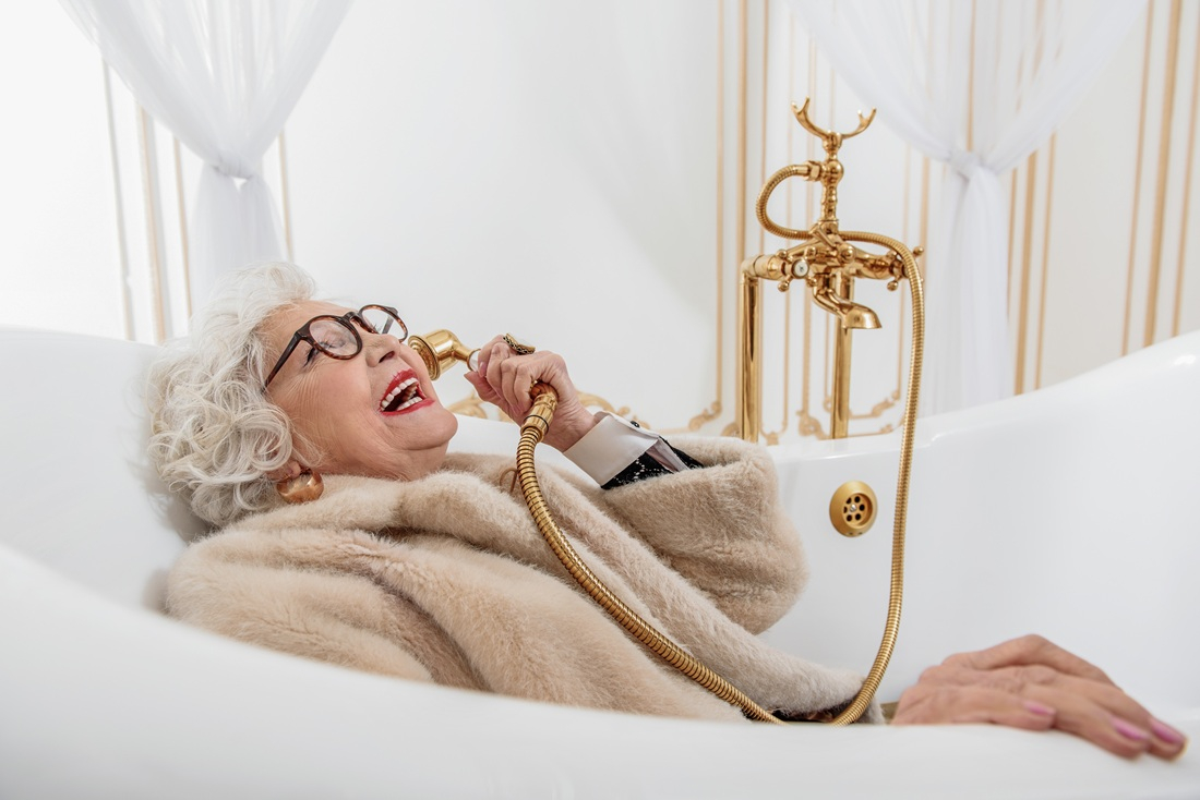 Funny - elegant age lady calling from her bathtub - bathroom renovation and design