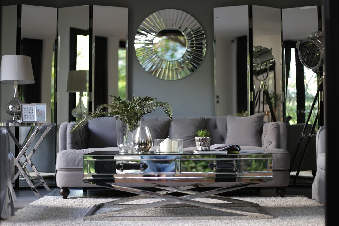 Les Miroirs Comme Amplificateurs D’Espace